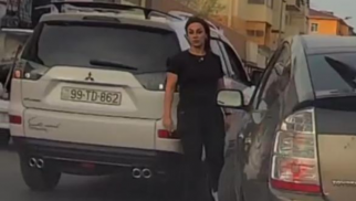 Sumqayıtda qadın sürücü “parkovşiki” belə döydü – VİDEO