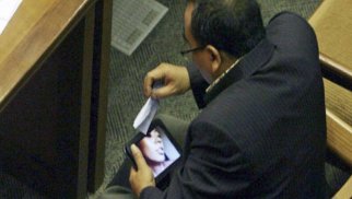 Parlamentdə biabırçılıq: Deputat iclasda pornoya baxanda tutuldu
