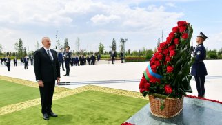 Prezident İlham Əliyev Daşkənddə Müstəqillik abidəsini ziyarət edib