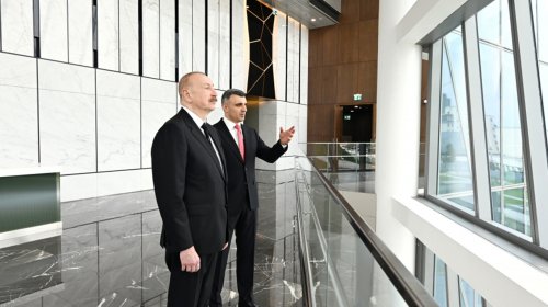 İlham Əliyev Mərkəzi Bankın yeni binasının açılışında iştirak edib