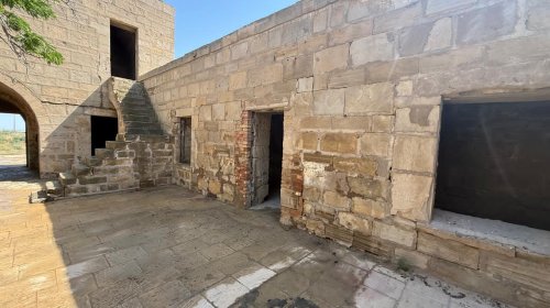 Tarixi karvansaraya qanunsuz müdaxilənin qarşısı alınıb