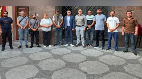 Dronla vurulan gəmidən xilas edilən azərbaycanlılar Vətənə yola salındı