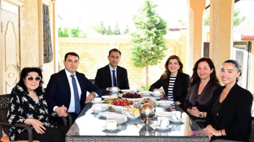 Nazir Flora Kərimovanın evinə getdi