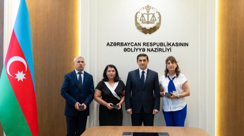 Ədliyyə naziri təltif olunan əməkdaşlara medallarını təqdim edib