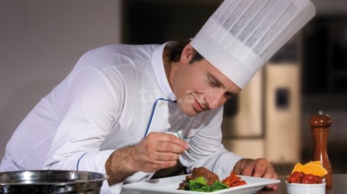 100 min maaşa aşpaz axtardı, tapa bilmədi