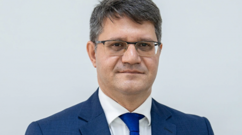 Nazir müşavirini işdən çıxardı